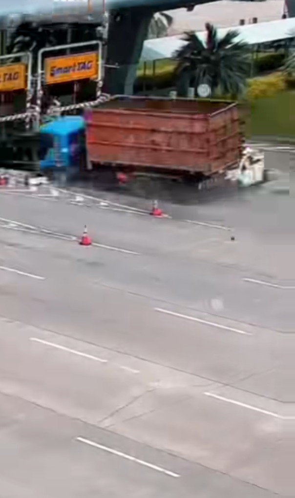 馬來西亞連環車禍 雙胞胎男嬰母親僅能救一人 另一兒子拋出車亡