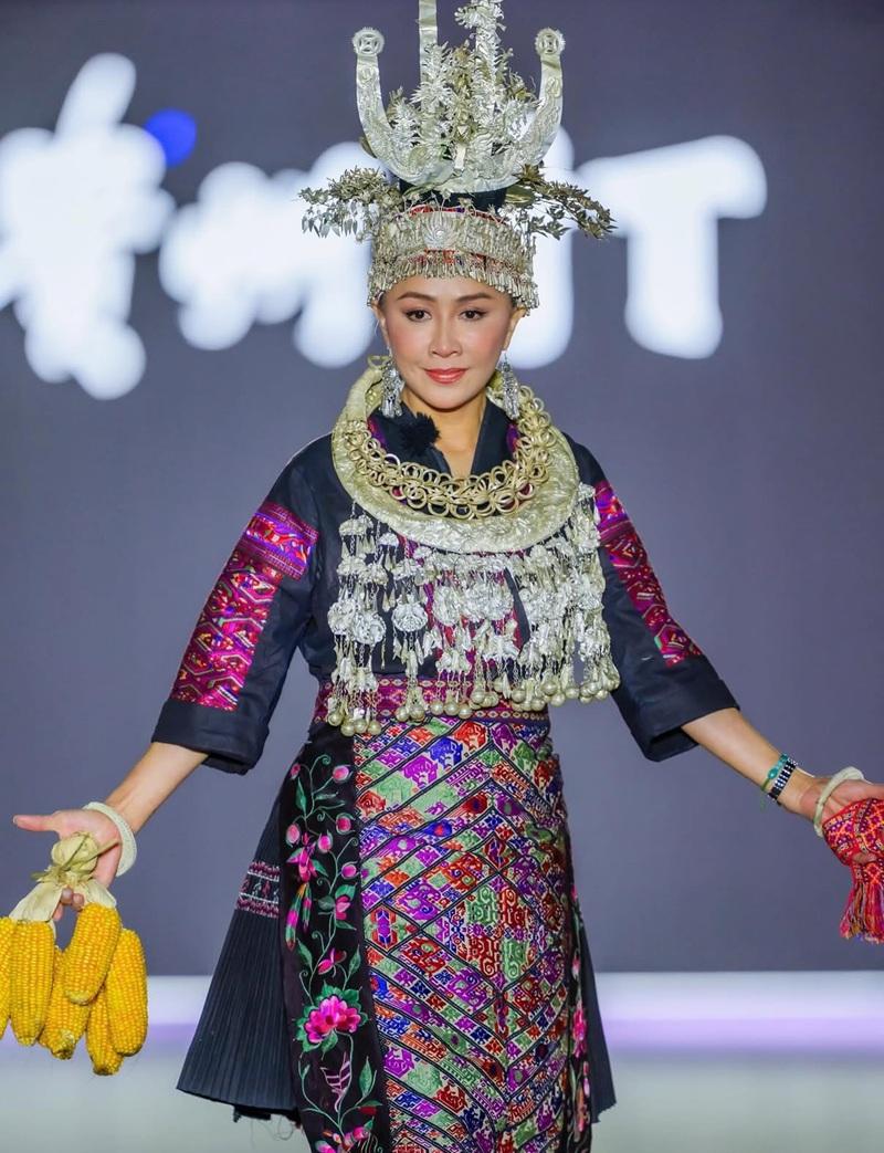 劉嘉玲貴州行時裝騷再遊重慶魔幻山城