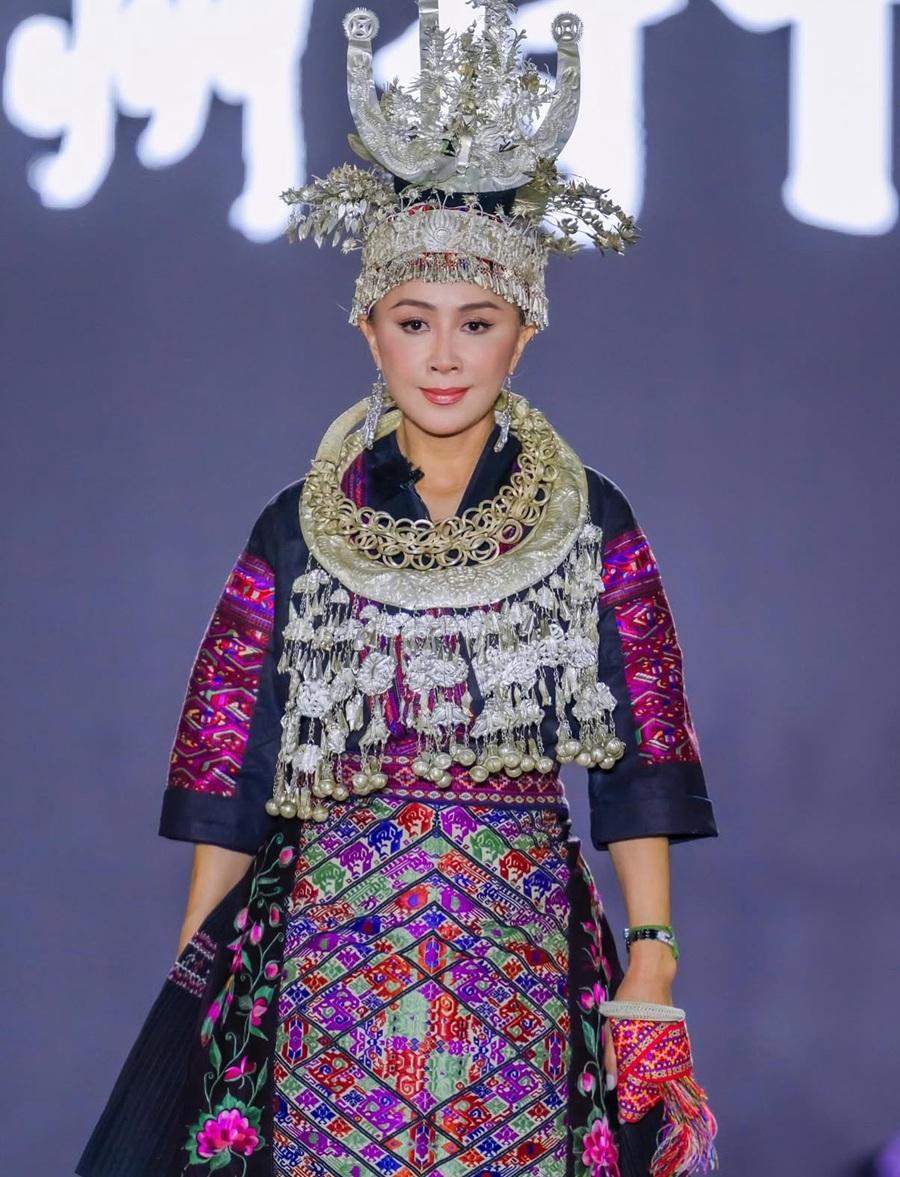 劉嘉玲貴州行時裝騷再遊重慶魔幻山城