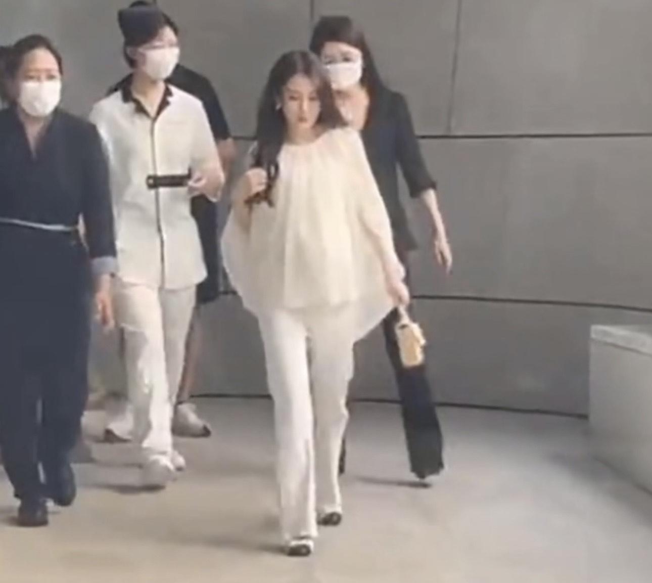 方媛現身最貴月子中心。