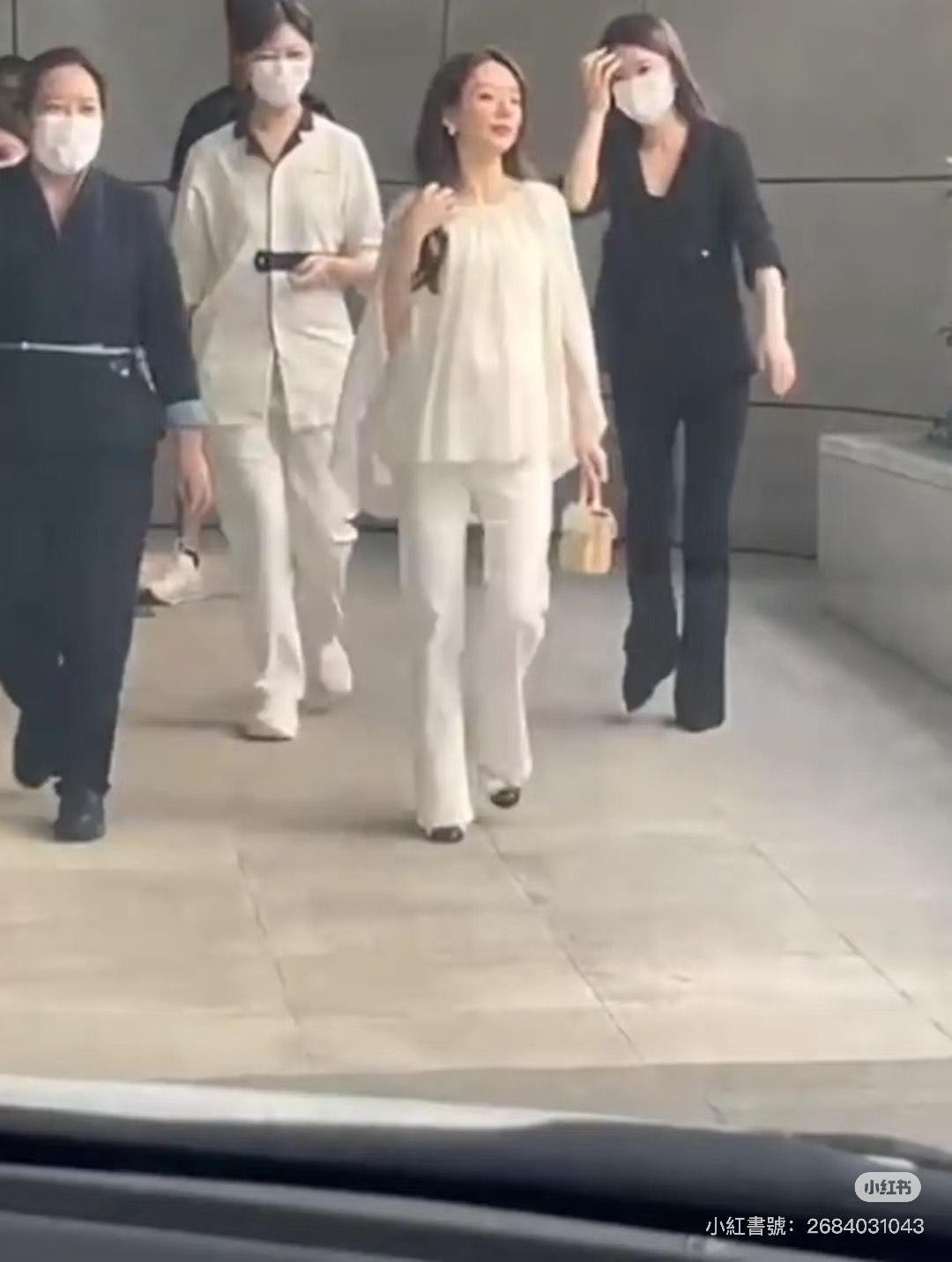 方媛獲 6人貼身侍候排場十足。