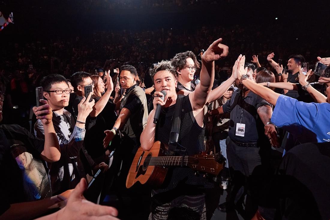 Tim走入樂迷群與眾人合唱。