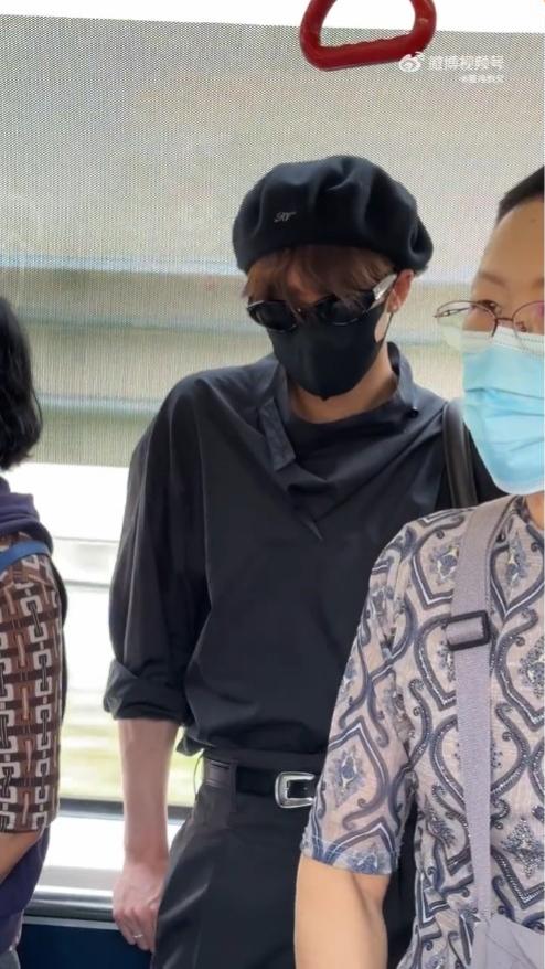 有大陸網民見到檀健次獨個兒現身機場。