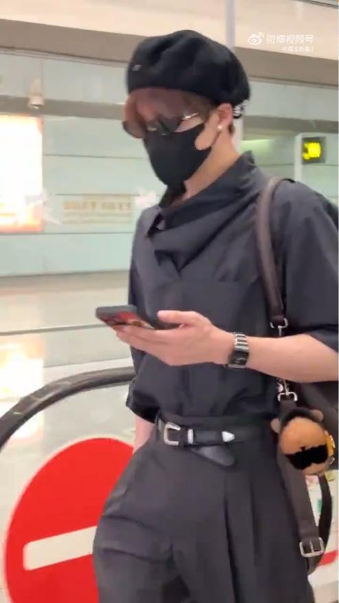 有大陸網民見到檀健次獨個兒現身機場。