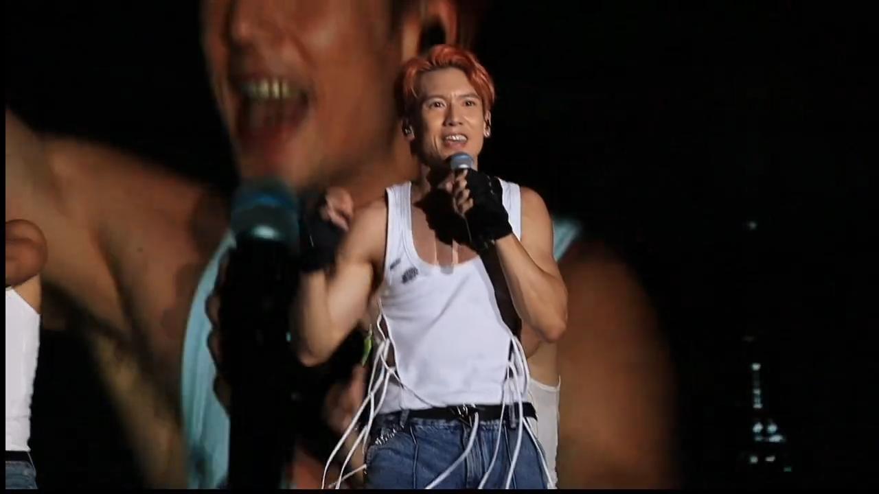 關智斌Kenny唱至《Lala世界》時,他脫去白色背衫,結實的胸肌、手臂、六嚿腹肌盡收眼簾。(網上影片截圖)