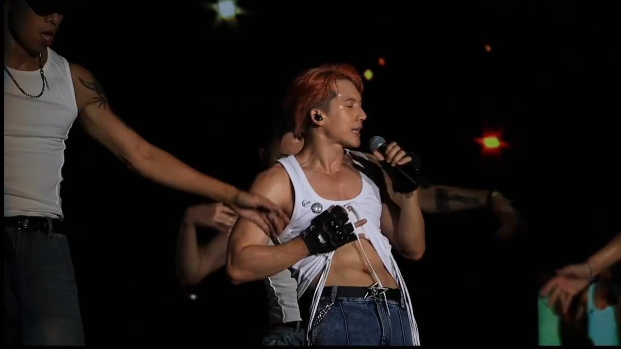 關智斌Kenny唱至《Lala世界》時,他脫去白色背衫,結實的胸肌、手臂、六嚿腹肌盡收眼簾。(網上影片截圖)