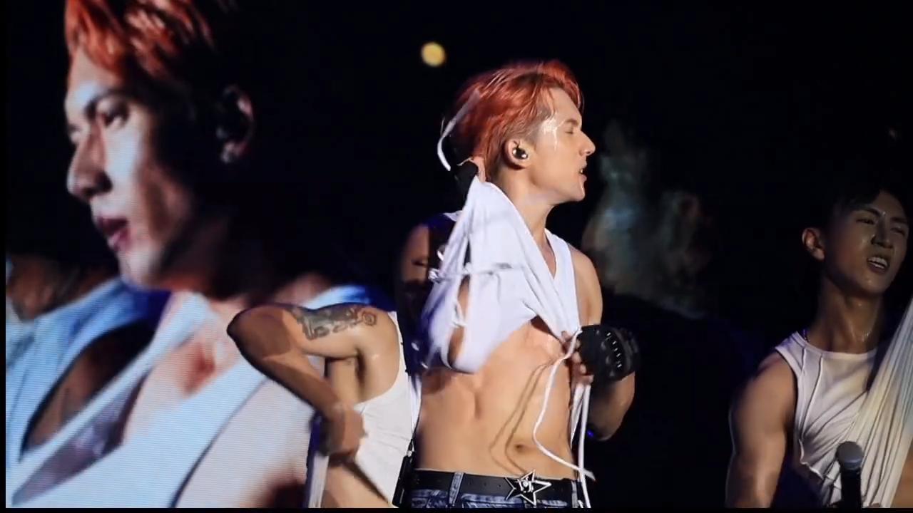 關智斌Kenny唱至《Lala世界》時,他脫去白色背衫,結實的胸肌、手臂、六嚿腹肌盡收眼簾。(網上影片截圖)