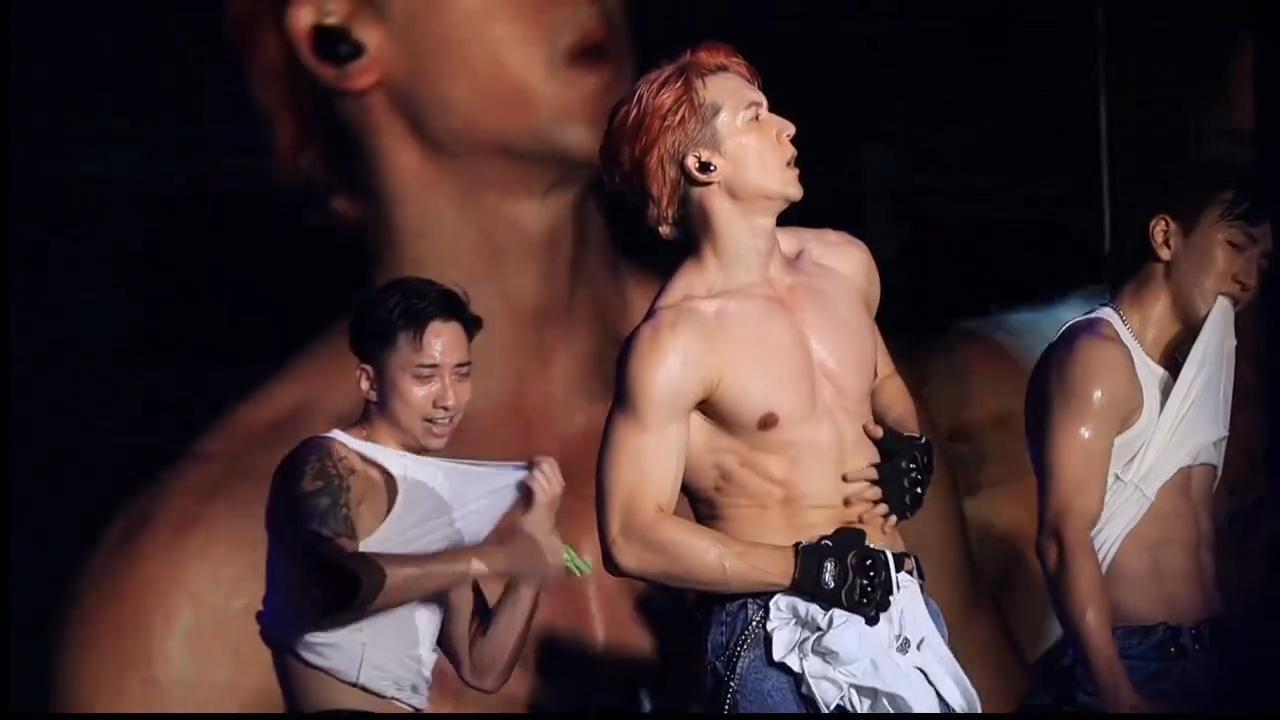 關智斌Kenny唱至《Lala世界》時,他脫去白色背衫,結實的胸肌、手臂、六嚿腹肌盡收眼簾。(網上影片截圖)