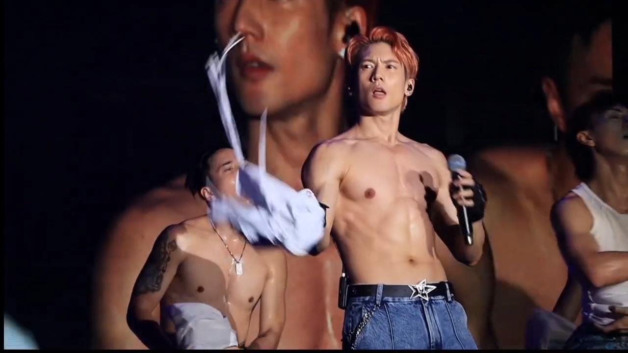 關智斌Kenny唱至《Lala世界》時,他脫去白色背衫,結實的胸肌、手臂、六嚿腹肌盡收眼簾。(網上影片截圖)