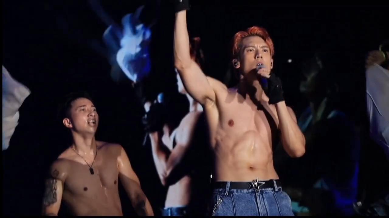 關智斌Kenny唱至《Lala世界》時,他脫去白色背衫,結實的胸肌、手臂、六嚿腹肌盡收眼簾。(網上影片截圖)