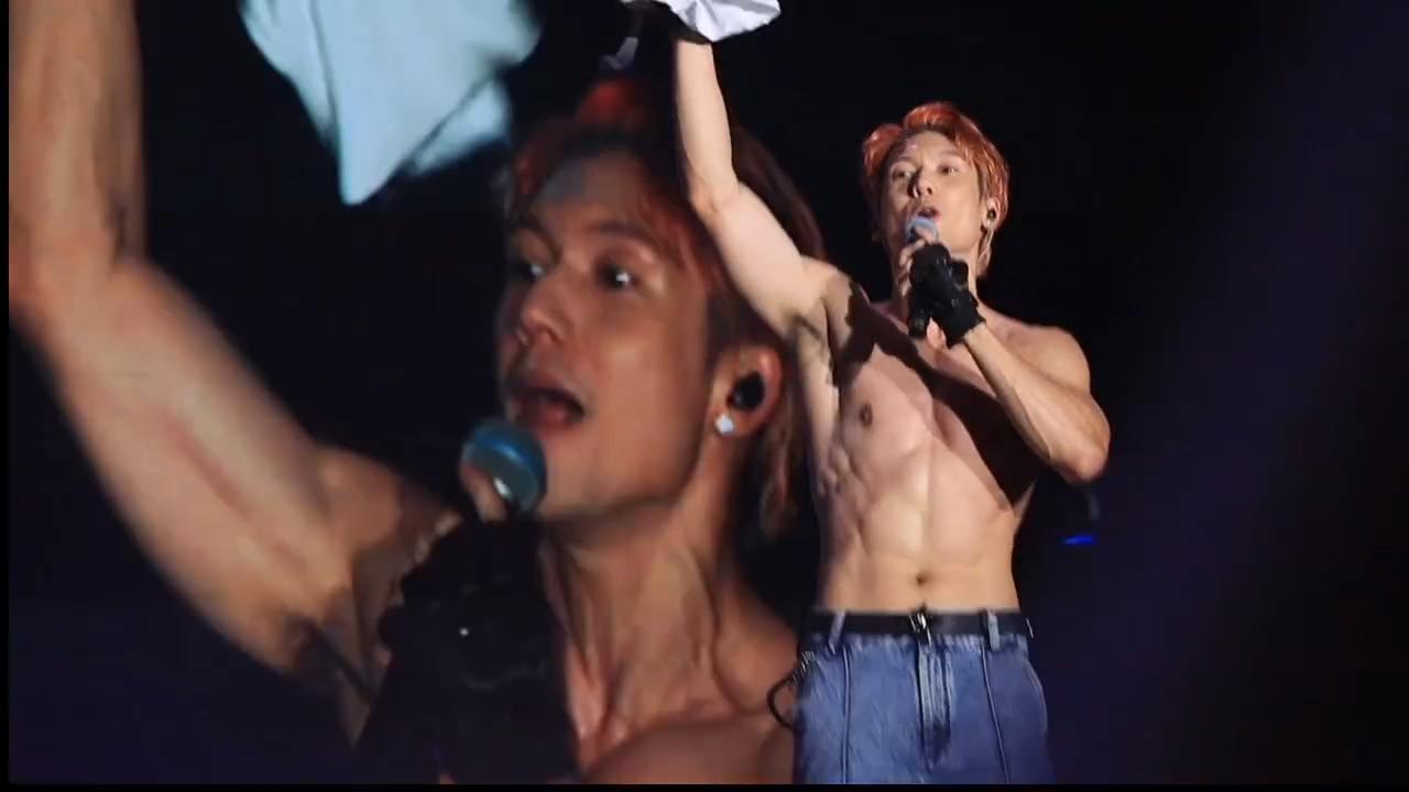 關智斌Kenny唱至《Lala世界》時,他脫去白色背衫,結實的胸肌、手臂、六嚿腹肌盡收眼簾。(網上影片截圖)