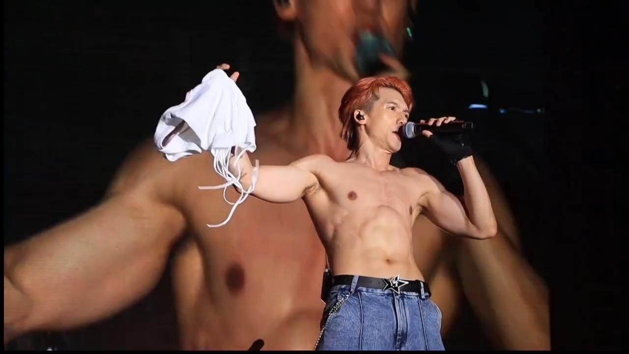 關智斌Kenny唱至《Lala世界》時,他脫去白色背衫,結實的胸肌、手臂、六嚿腹肌盡收眼簾。(網上影片截圖)