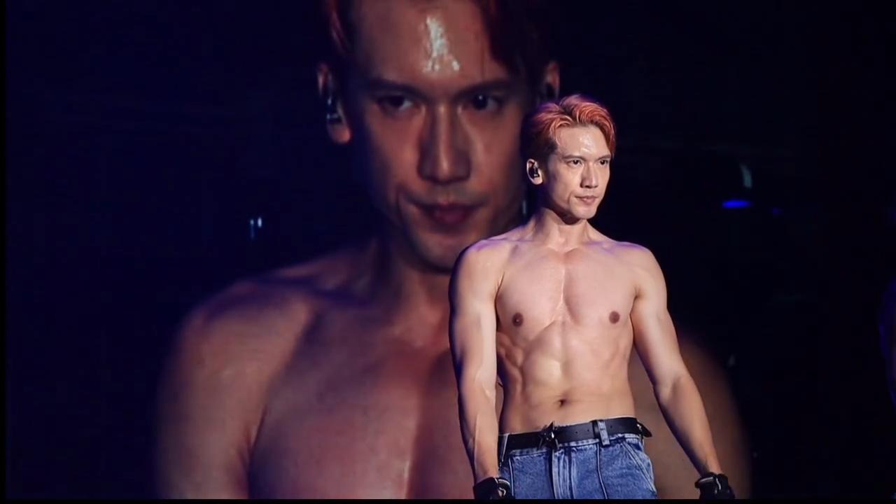 關智斌Kenny唱至《Lala世界》時,他脫去白色背衫,結實的胸肌、手臂、六嚿腹肌盡收眼簾。(網上影片截圖)