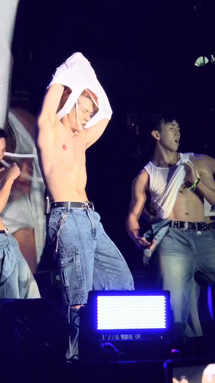 關智斌毫不吝嗇自己身材。