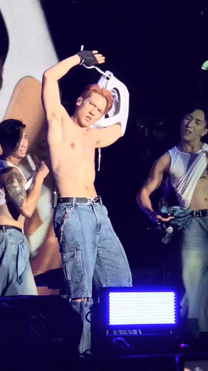 關智斌毫不吝嗇自己身材。