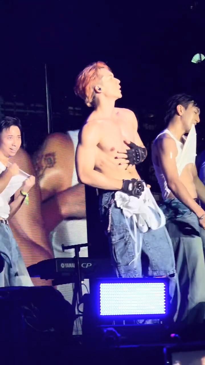 關智斌毫不吝嗇自己身材。