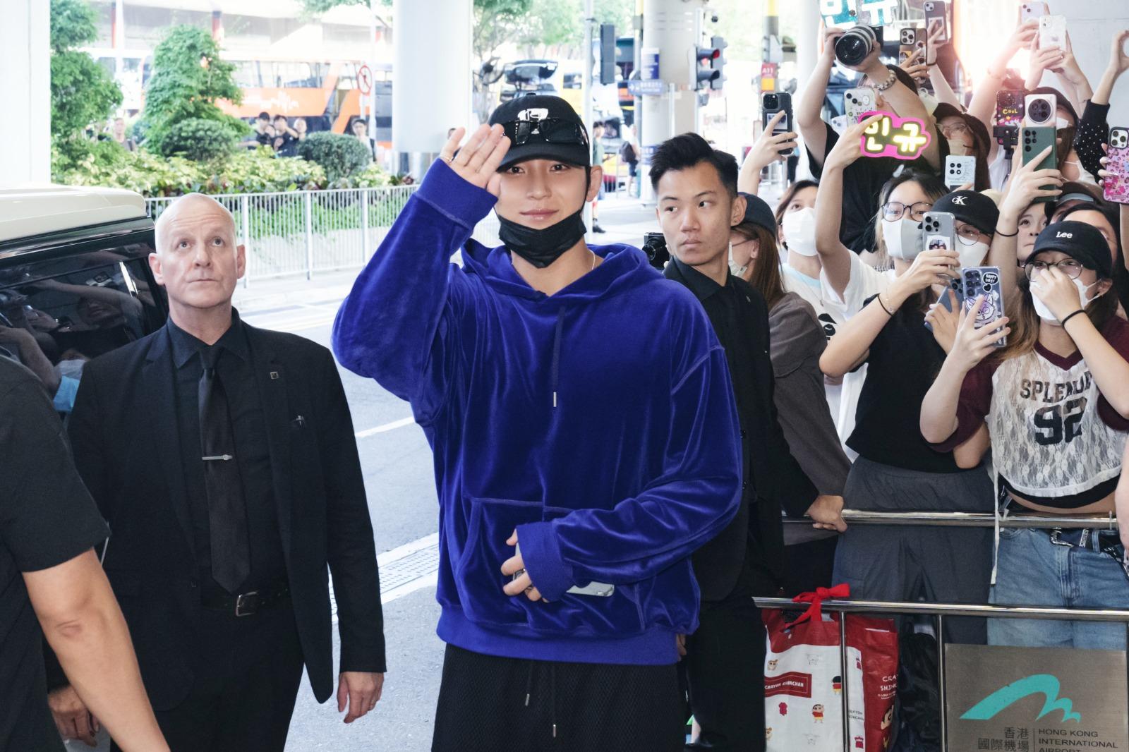 MINGYU一向親民,他向四周揮手,上車後跟拉低車窗,向對面馬路的fans打招呼。