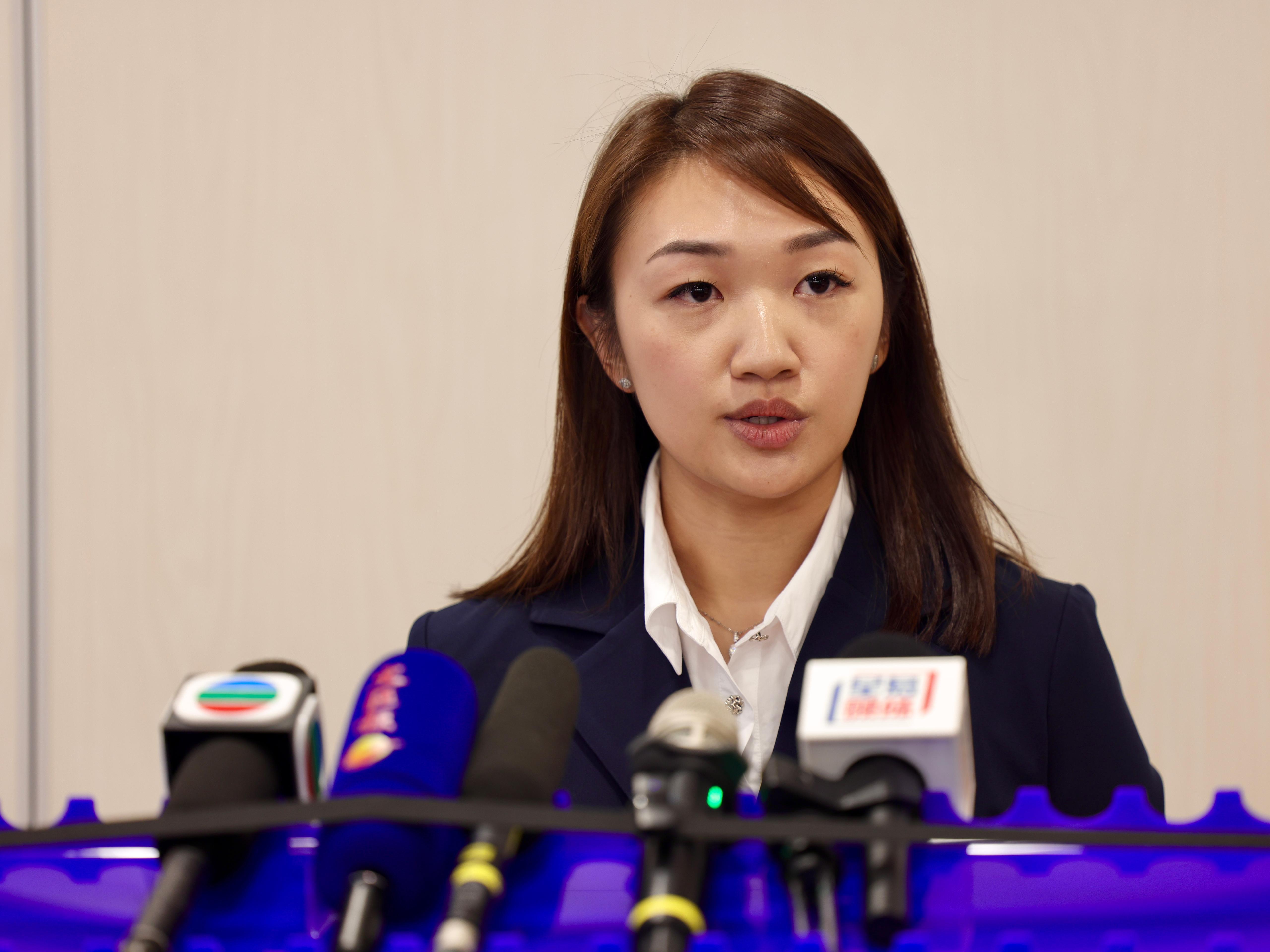 沙田警區重案組第一隊偵緝督察江杏宜簡報案件。(香港警察圖片)