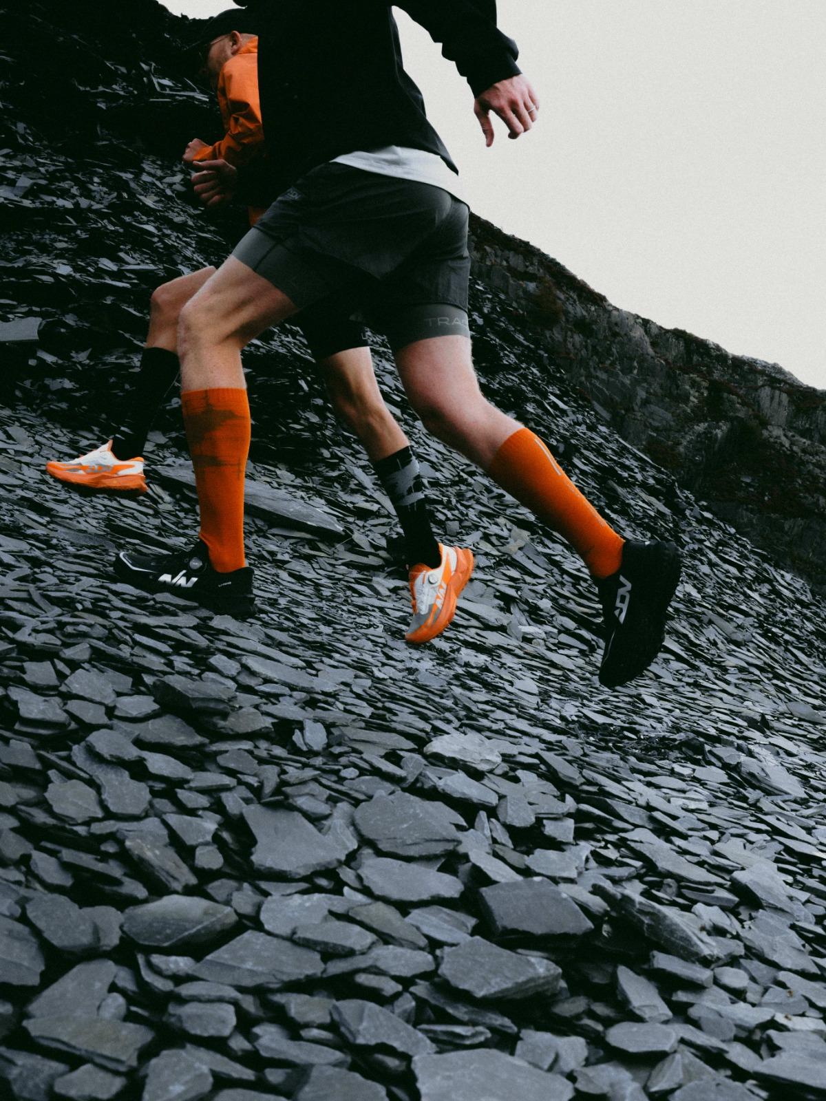 的盧PRO專為競速越野而生,搭載GCU科技大底,3.2mm齒釘設計提供卓越抓地力與超強耐磨性