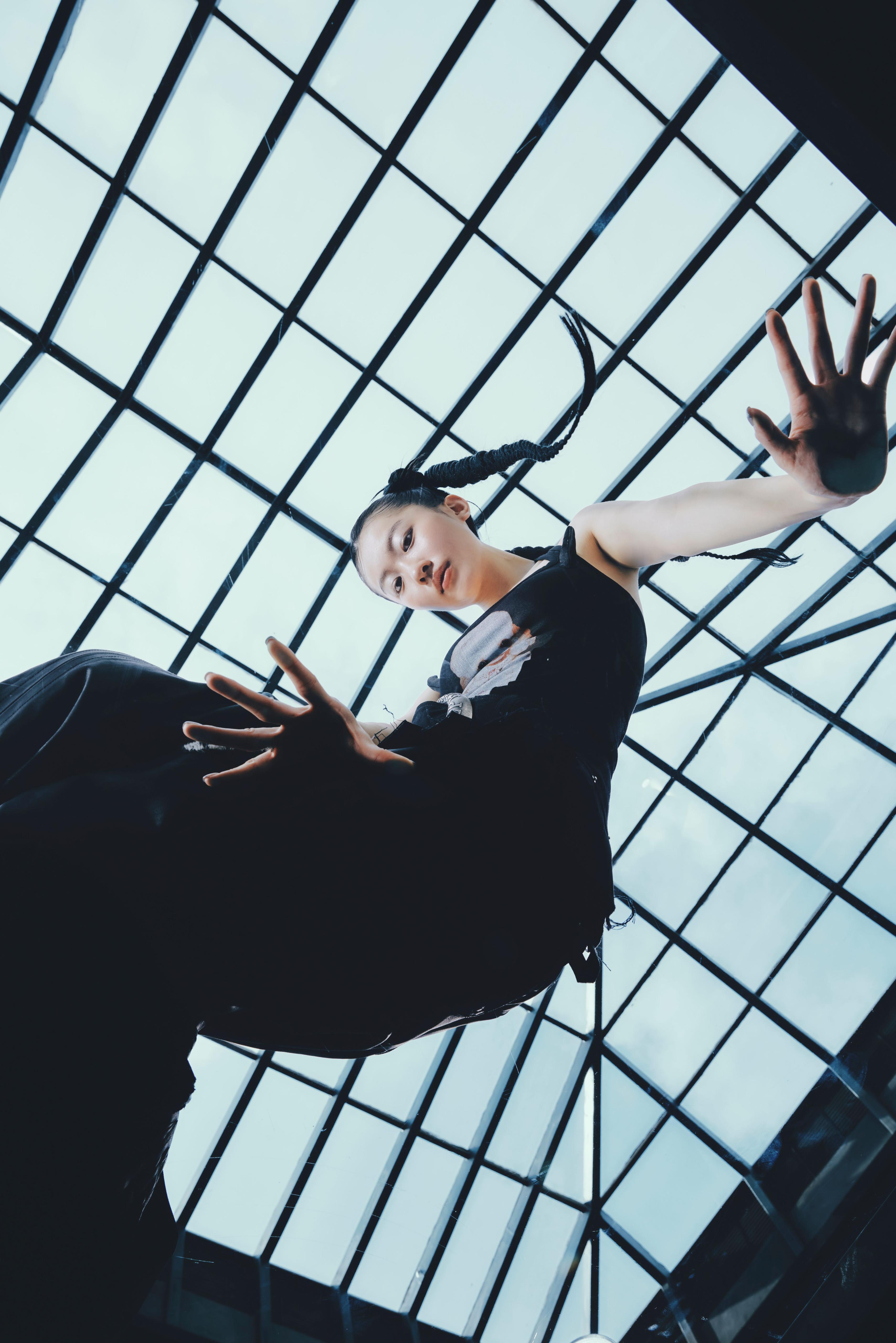 CONSTANCE康堤自言拍《一律建議分手》MV時要表情管理,有點尷尬。