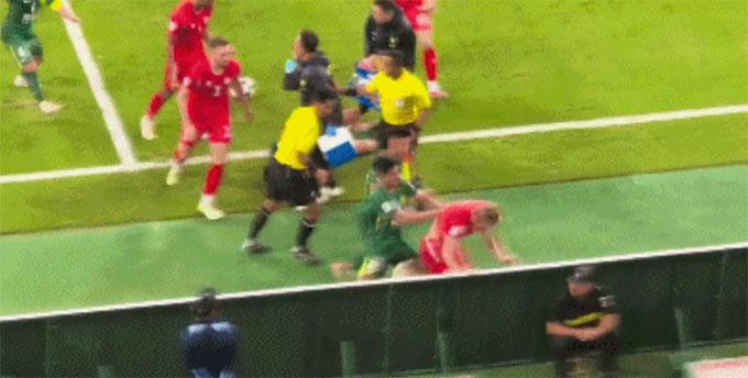 兩隊球員場內發生衝突。(網上圖片)