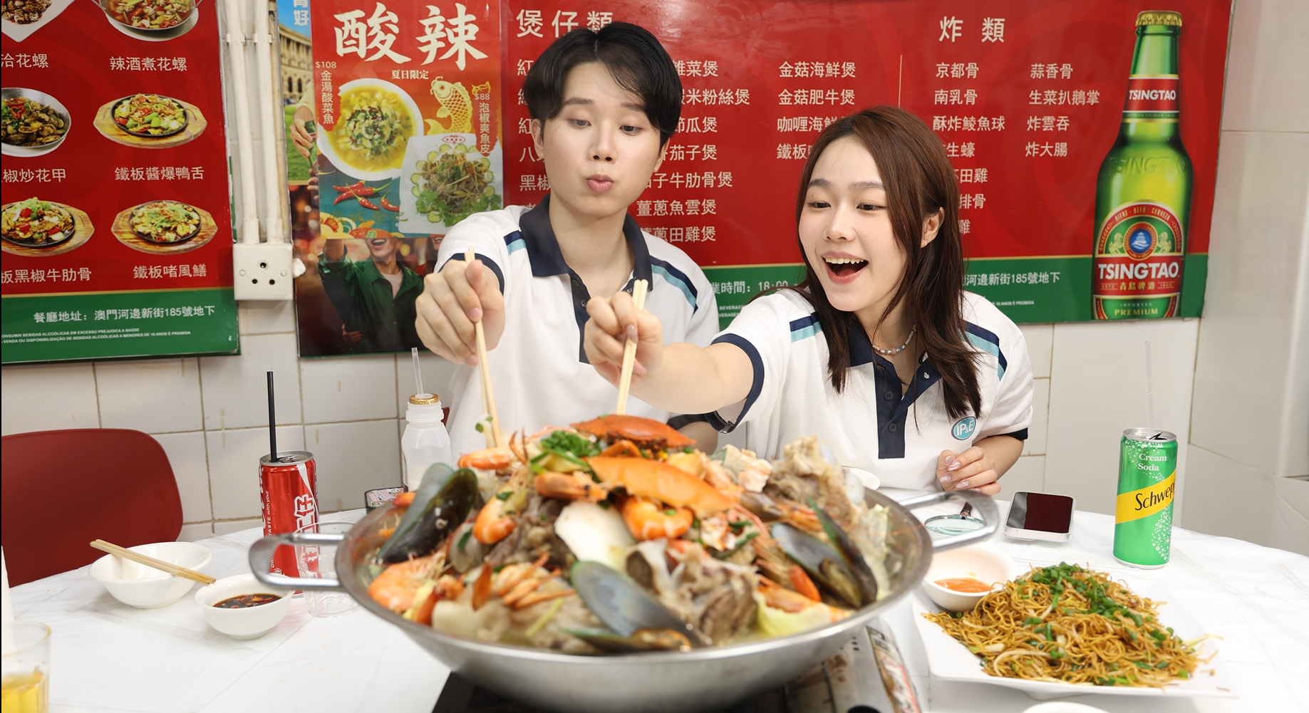 兩位主持食唔停口!