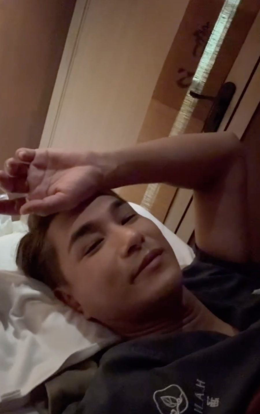 陳展鵬日前上載一條火燒肚皮的影片。