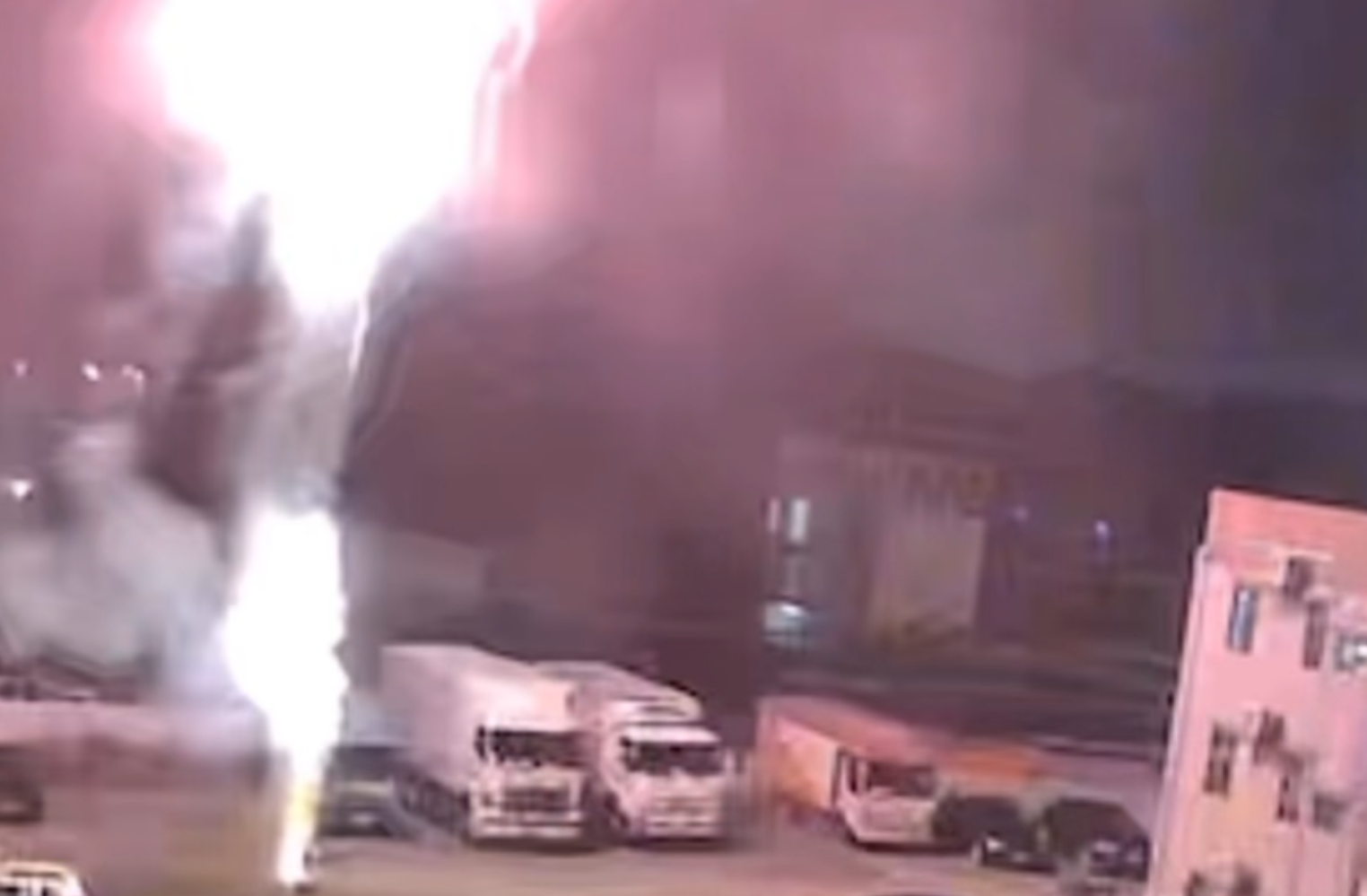 元朗山下村附近一個停車場,有人非法燃點煙花。(Facebook 車cam L(香港群組))