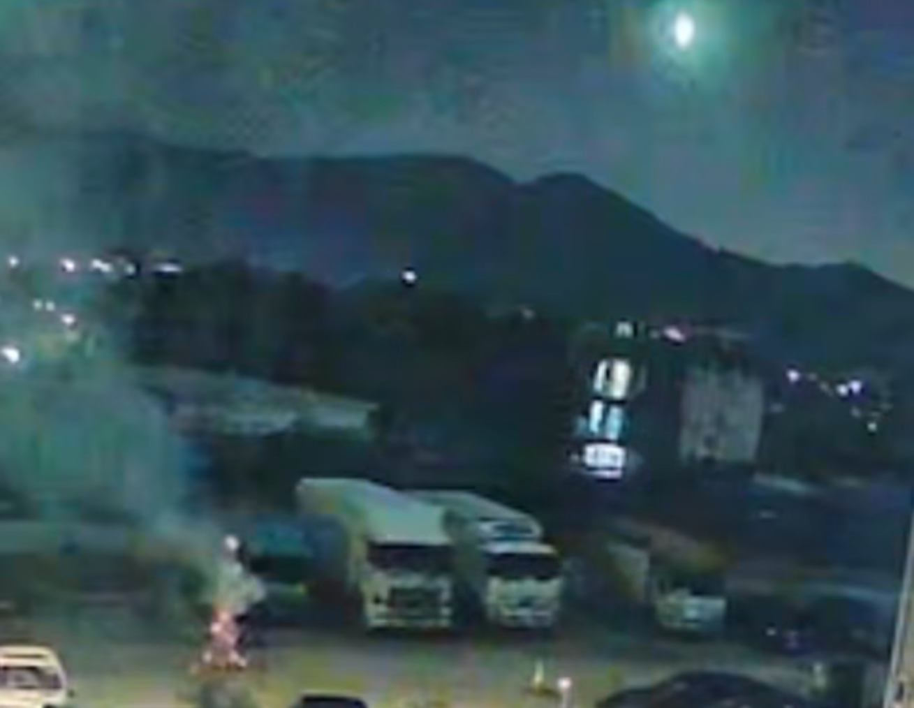 元朗山下村附近一個停車場,有人非法燃點煙花。(Facebook 車cam L(香港群組))