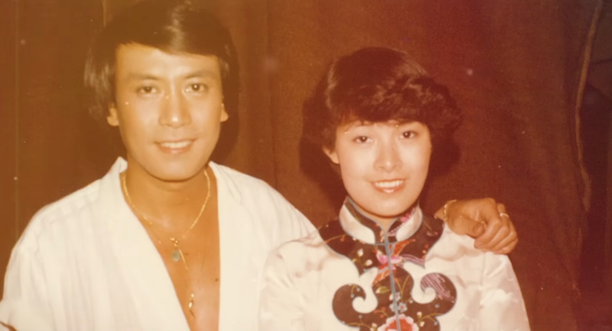 黃愷欣為賺錢養家早年曾於賭檔工作數年,到18歲開始在夜總會唱歌被星探發掘。