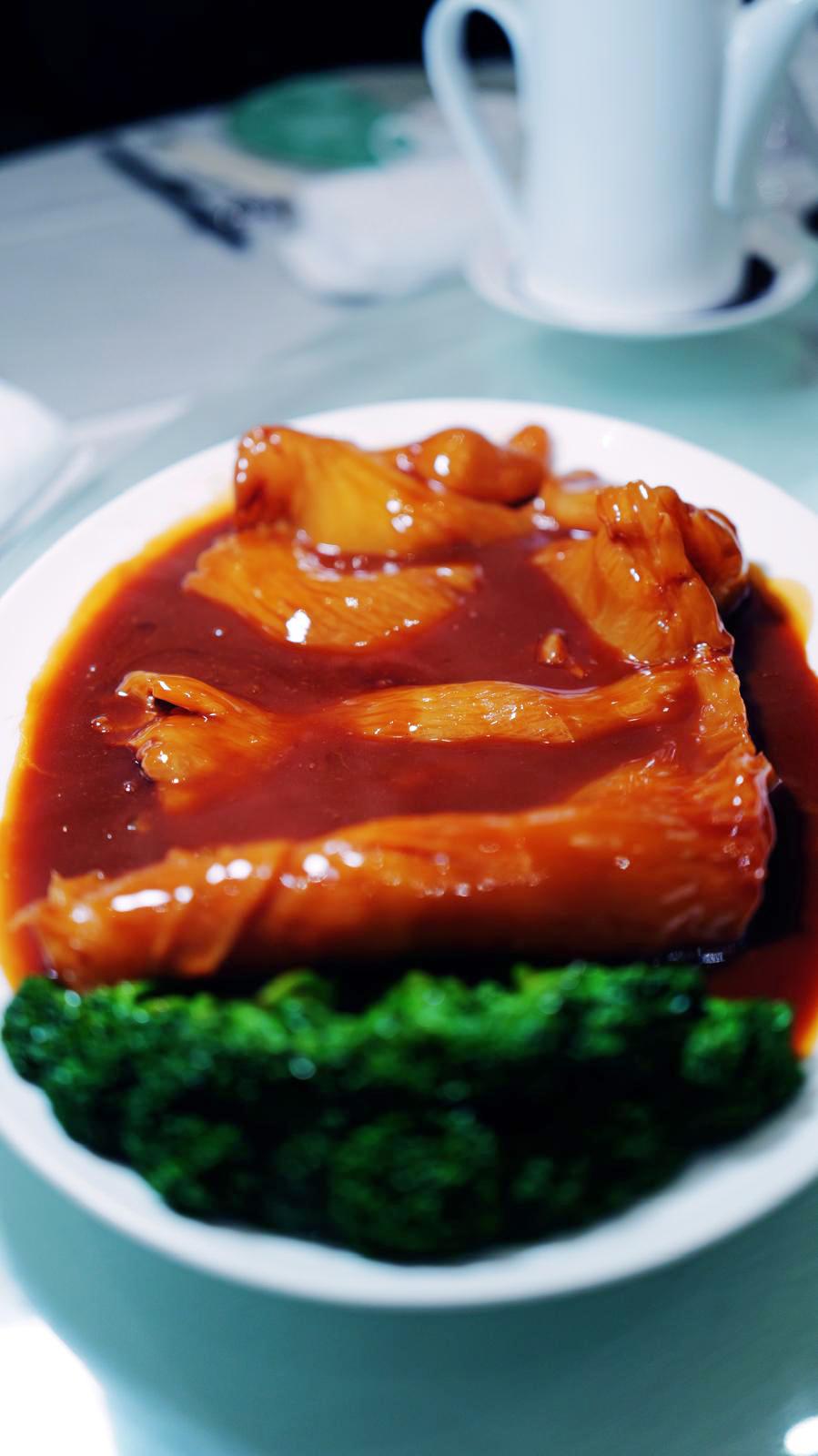 鮑汁扣原隻六頭花膠皇