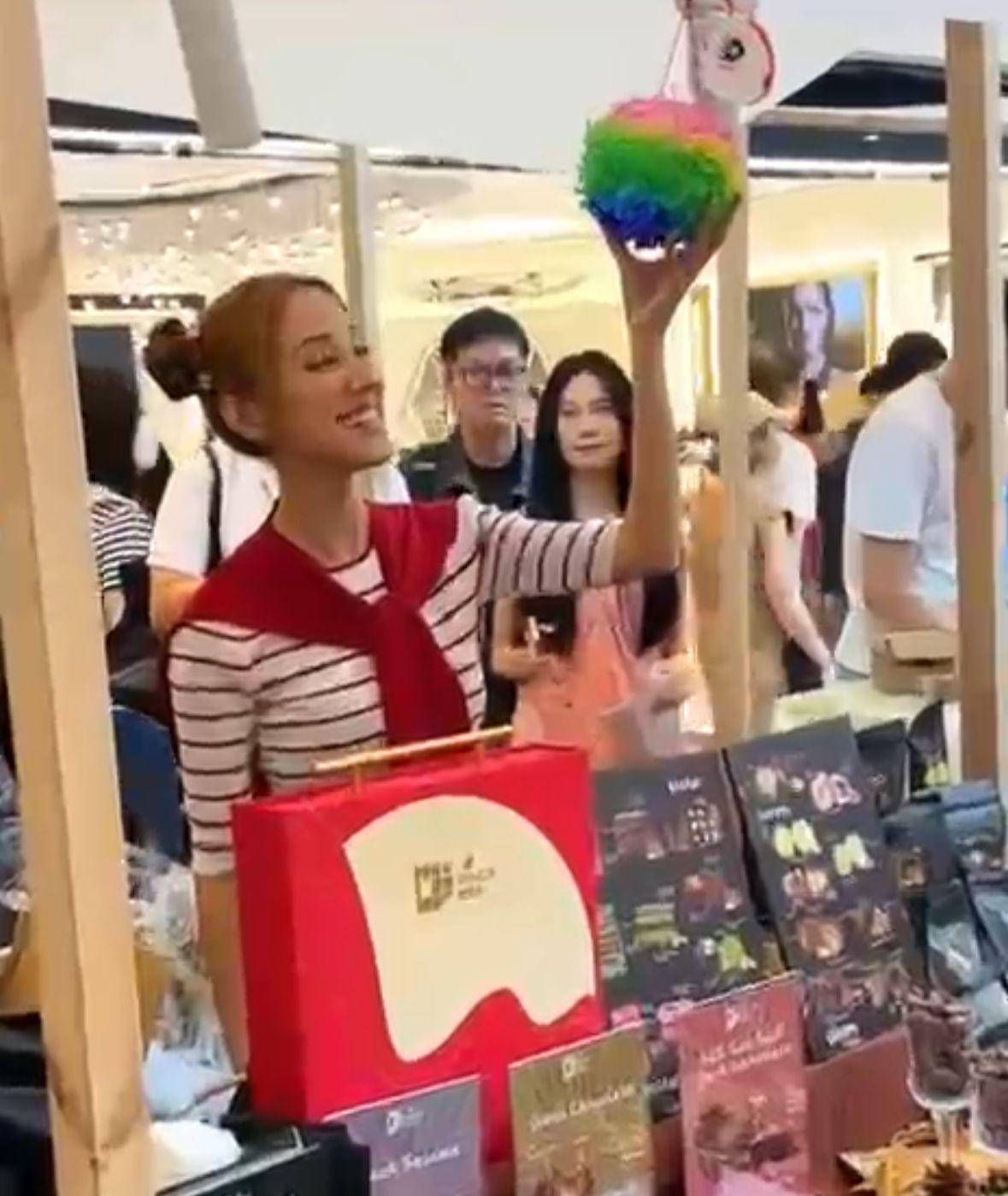 Grace擺檔親自推銷月餅。