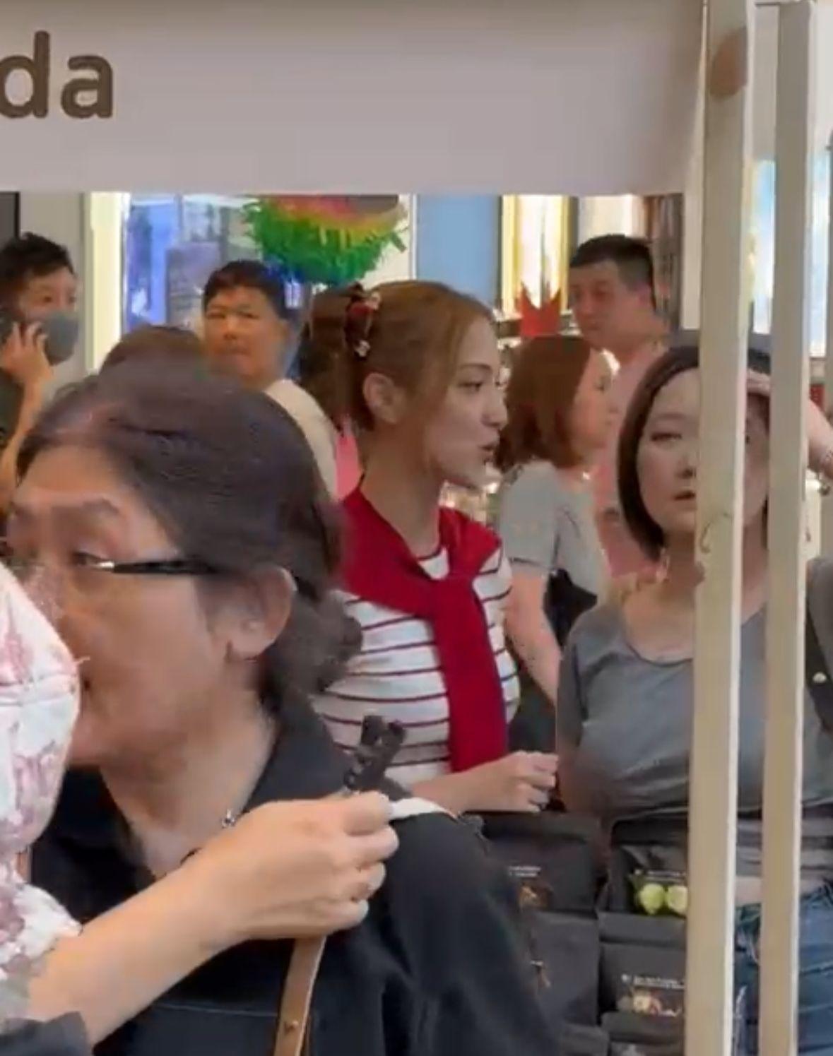 Grace擺檔親自推銷月餅。