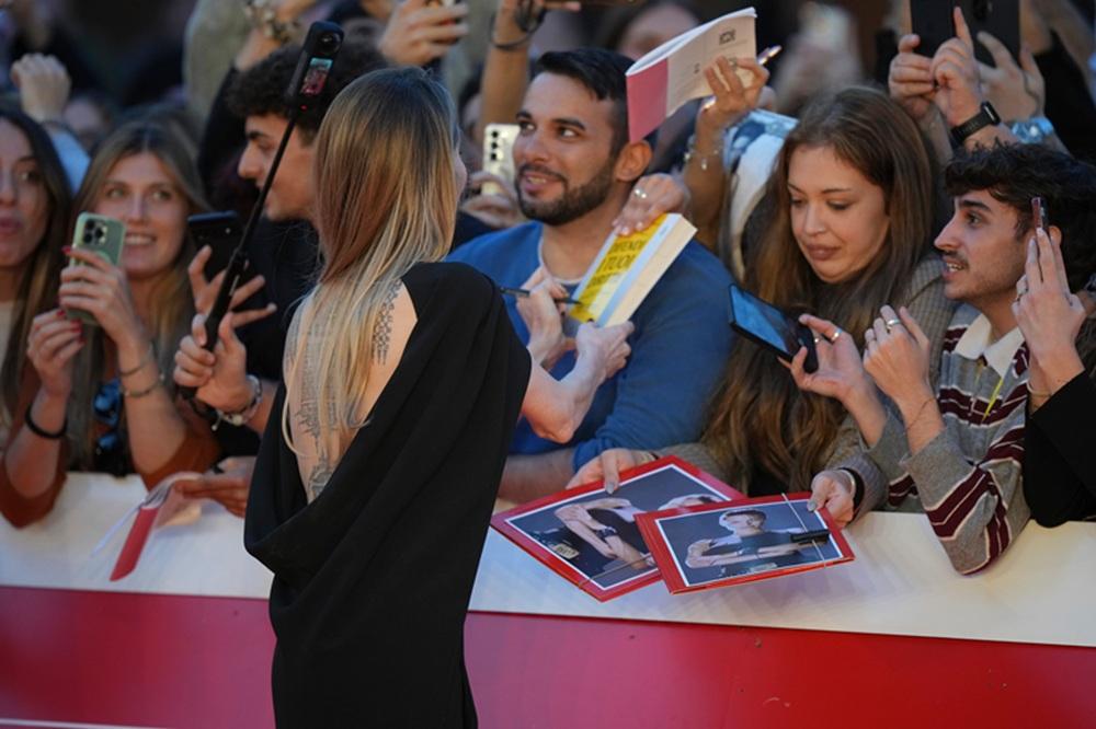 安祖蓮娜祖莉出席新片首映 罕有露背部紋身