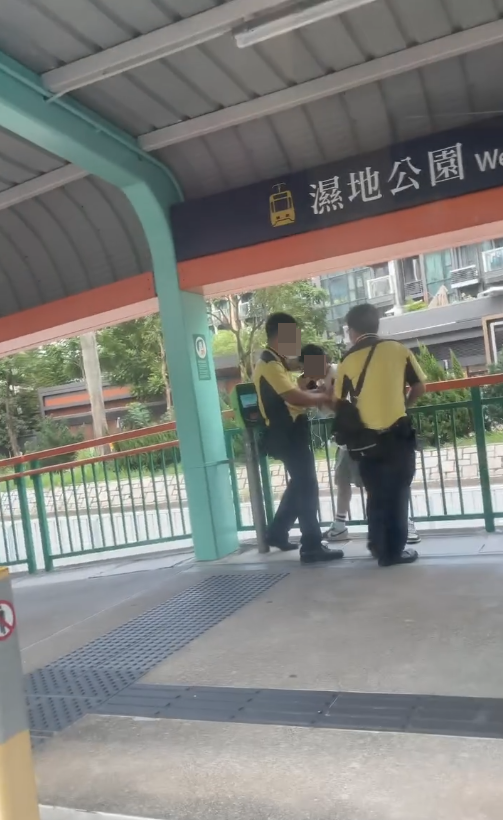 一名懷疑逃票的少年被兩名港鐵職員「左右包抄」,少年欲奮力突圍。(Threads)