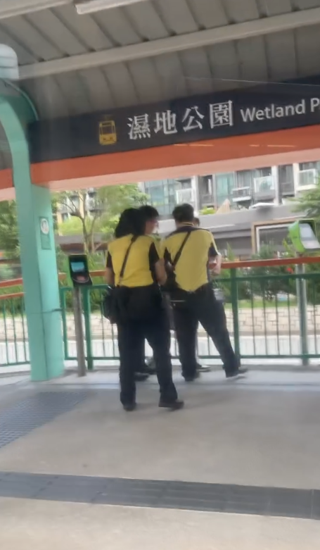 當有第三名職員加入,少年只好放棄逃跑。(Threads)