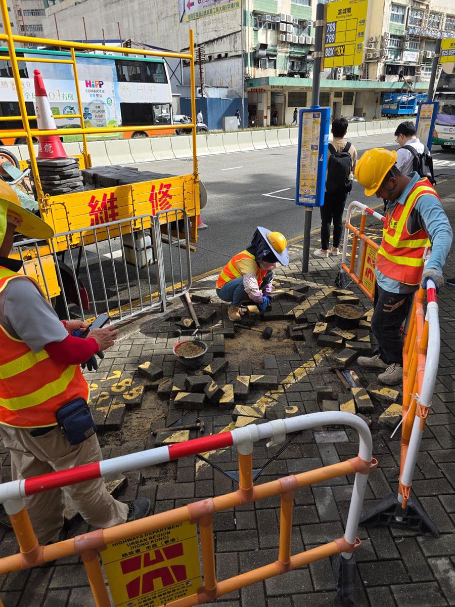 有工人今日到富城閣巴士站重鋪路磚。(網民Kan A Cheung@FB群組「柴灣人柴灣事」)