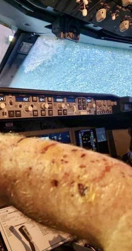 聯合航空機師血濺駕駛艙 擋風玻璃疑遭太空垃圾撞裂須急降