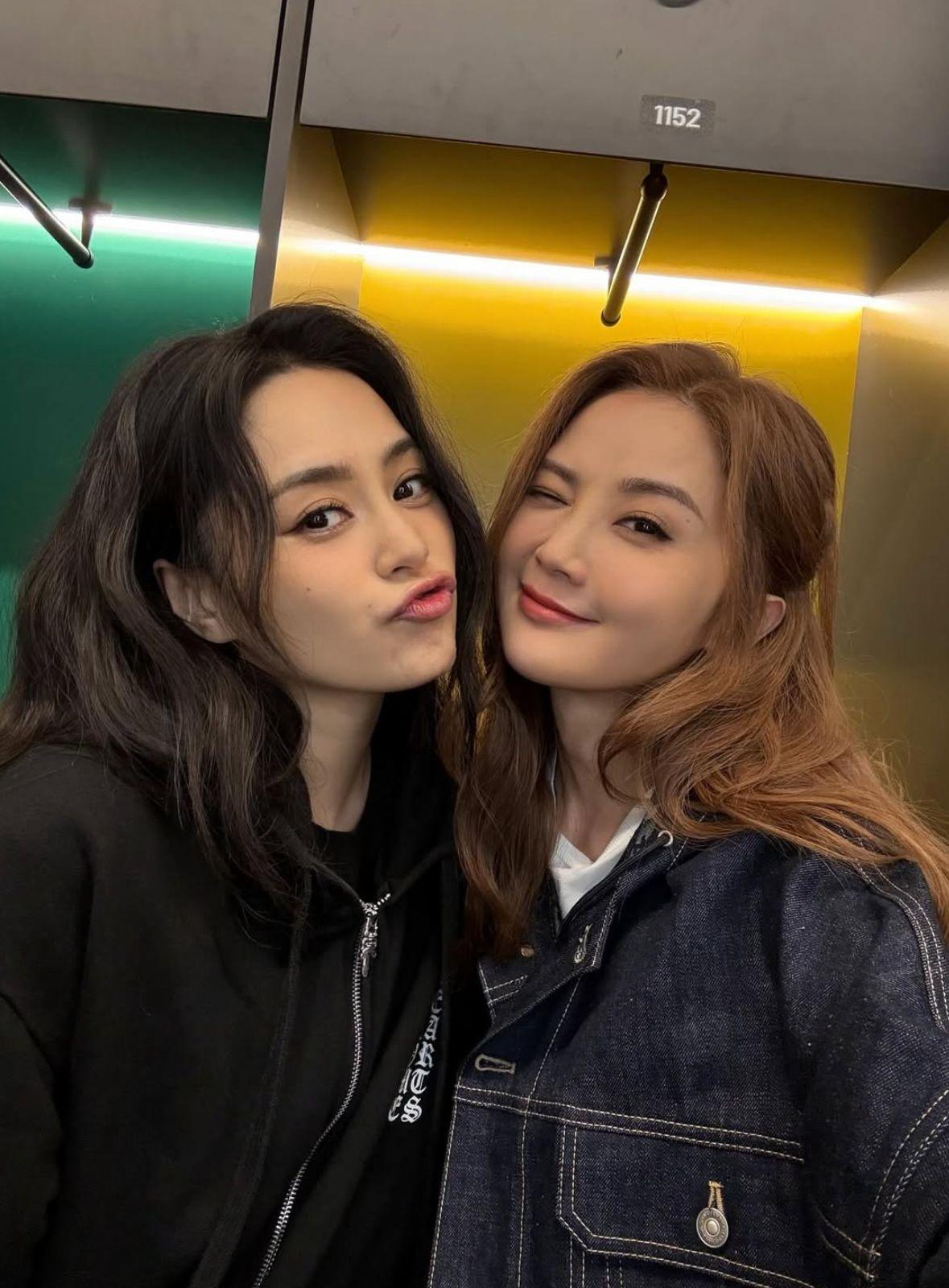 Twins合體自拍影相。