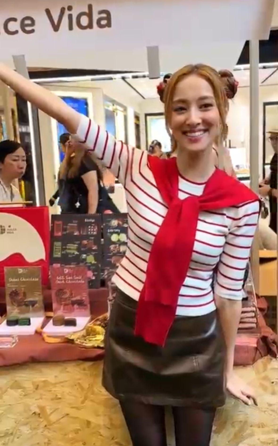 Grace擺檔親自推銷月餅。