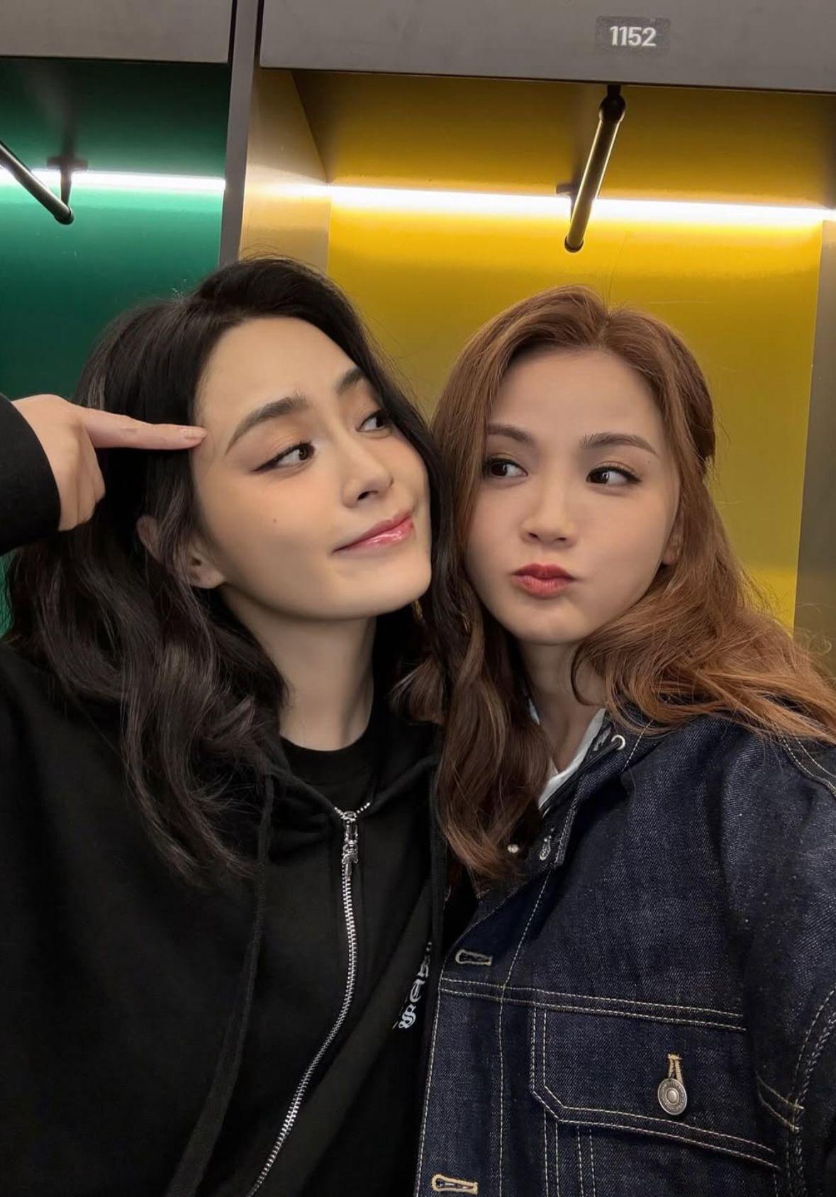 Twins合體自拍影相。