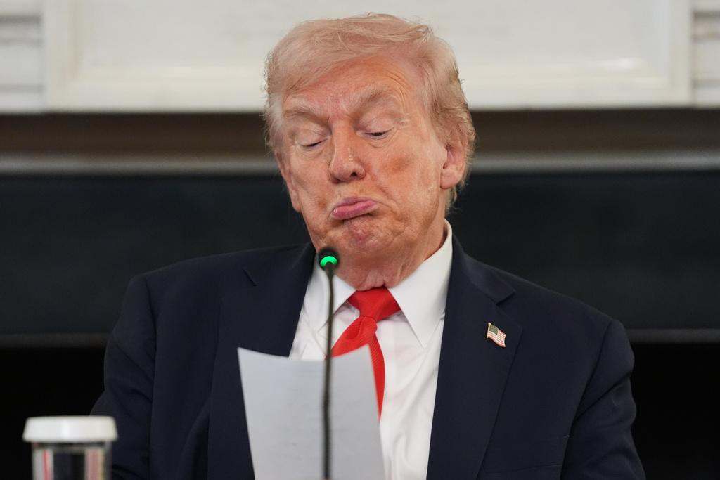 特朗普閱讀魯比奧給他的字條。(美聯社)