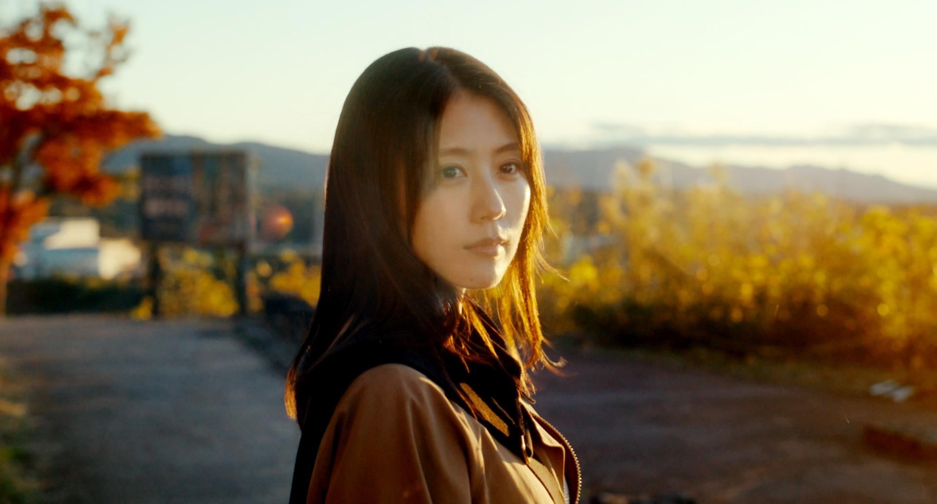 有村架純在電影《迷宮裡的魔術師》,與福山雅治演鬥嘴拍檔。