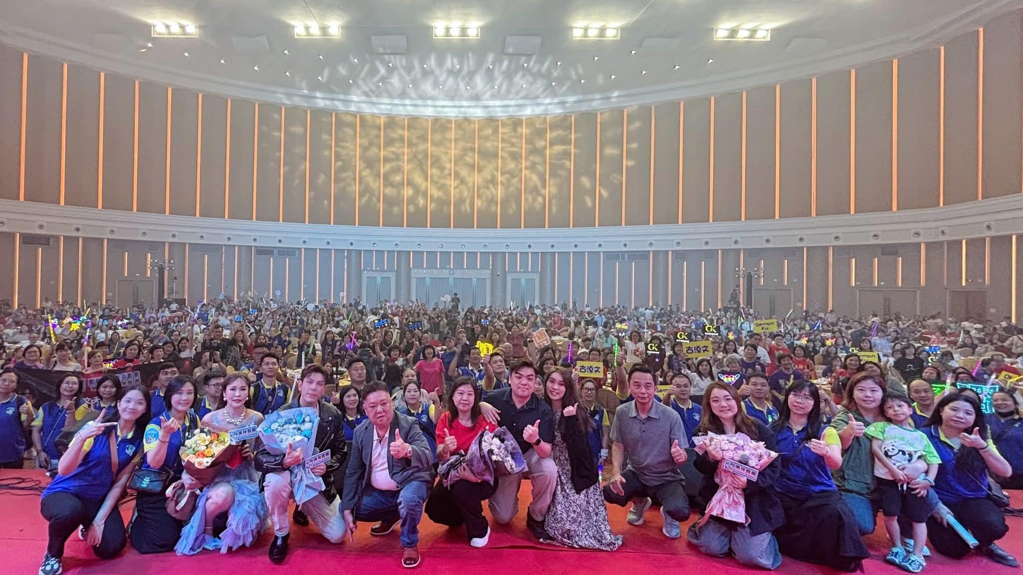 完騷時German、黃博一起與歌迷大合照。