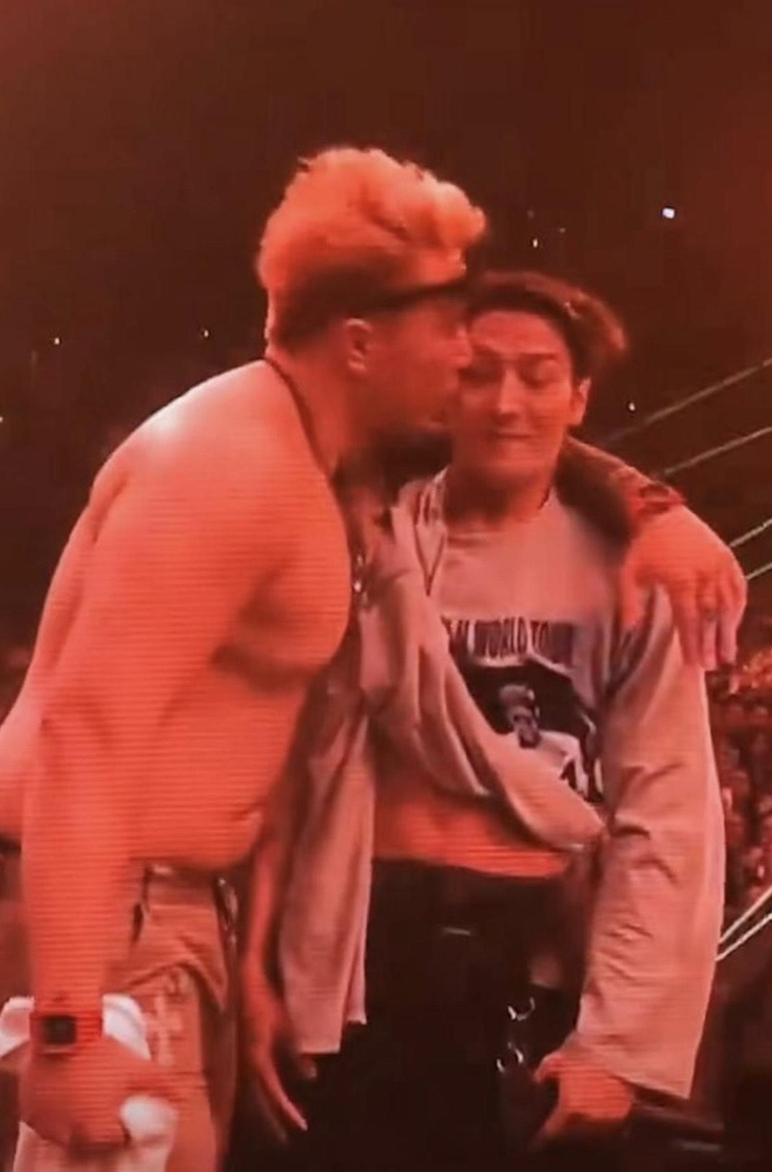 王嘉爾在曼谷開演唱會時被粉絲強吻。