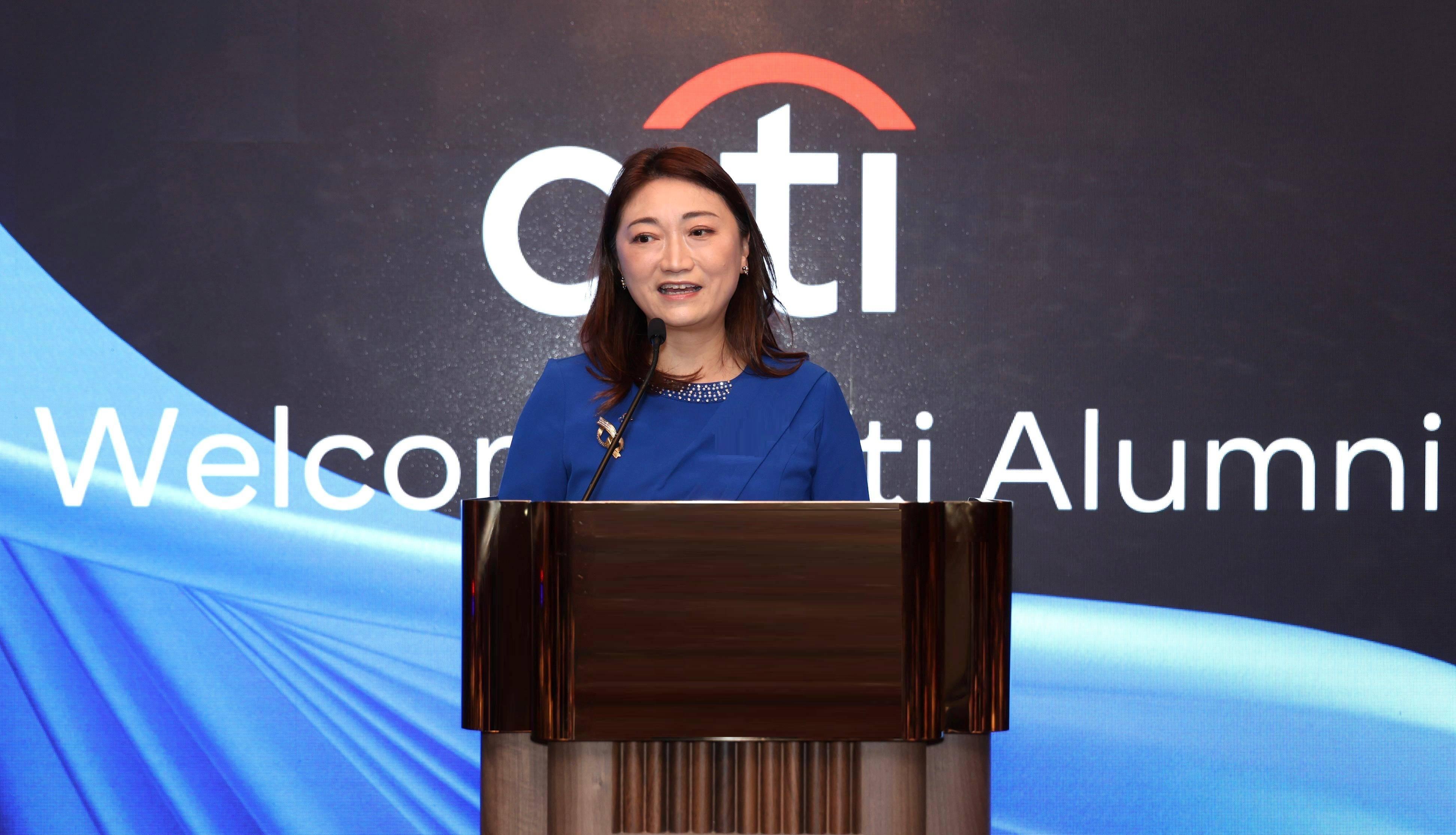 花旗辦舊生會晚宴 「五代行長」同堂留倩影