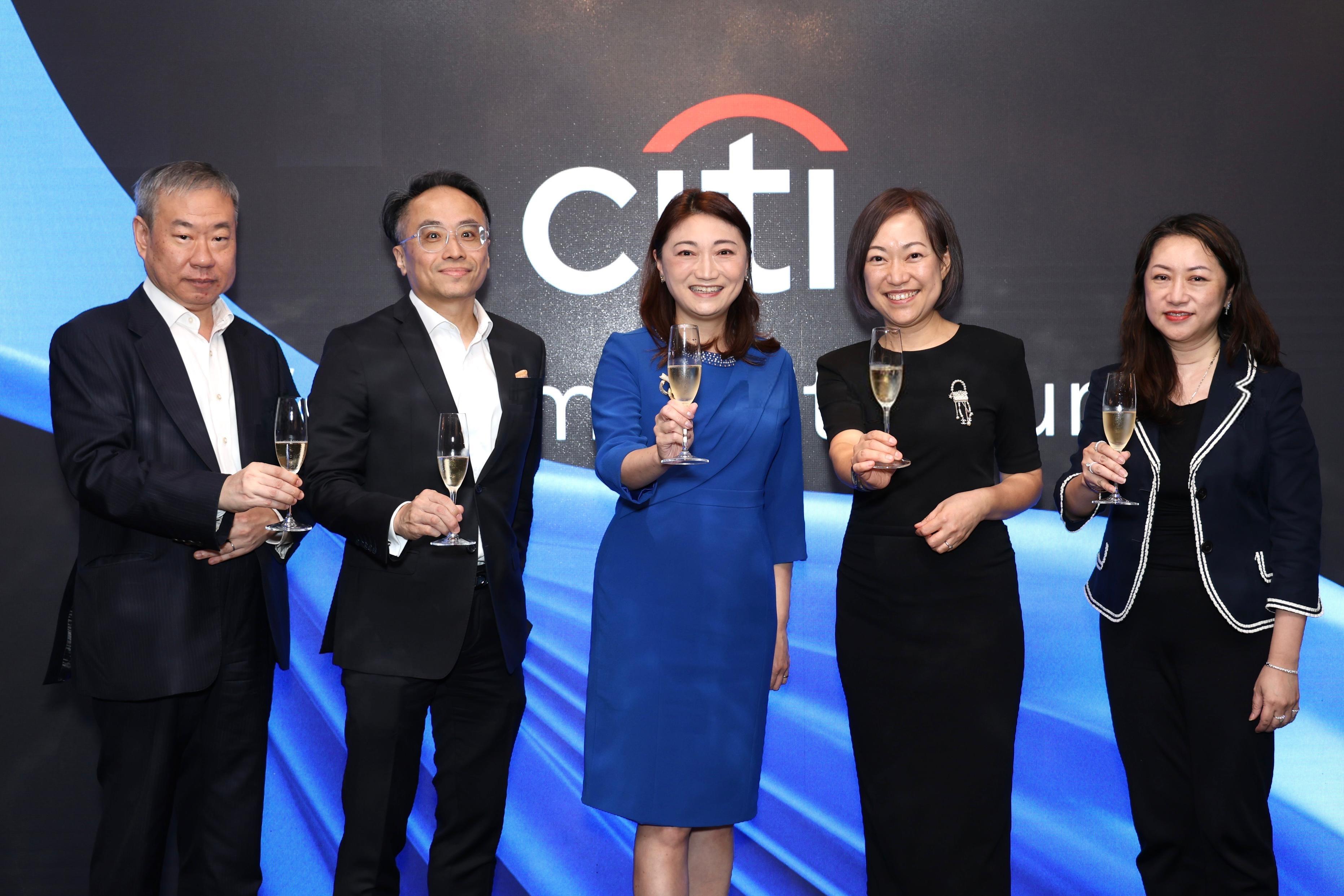 花旗辦舊生會晚宴 「五代行長」同堂留倩影