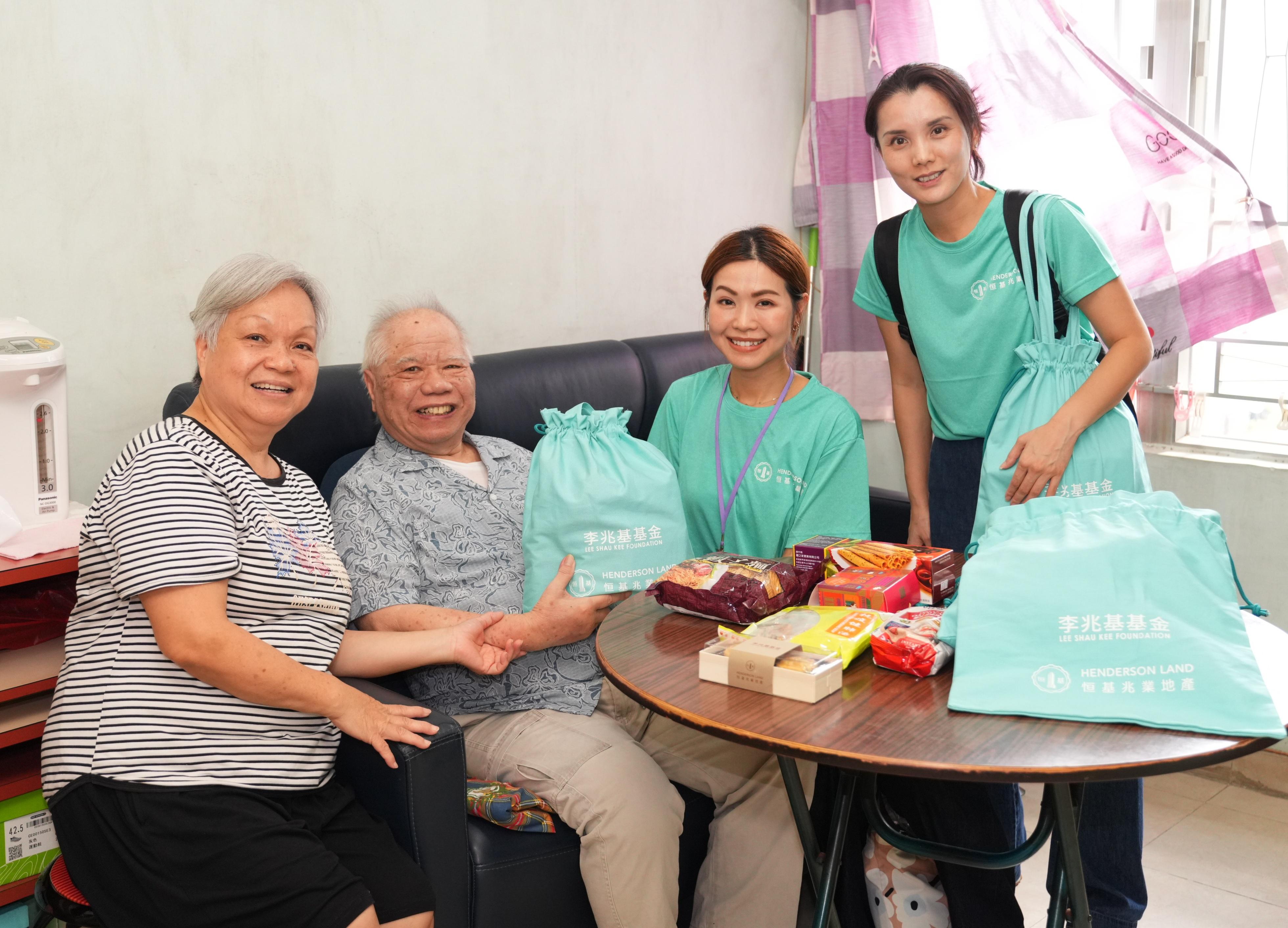 「共創明『Teen』計劃」友師、學員及恒基地產義工一同探訪居於深水埗的長者,並送上愛心月餅及中秋福袋。(恒地提供)