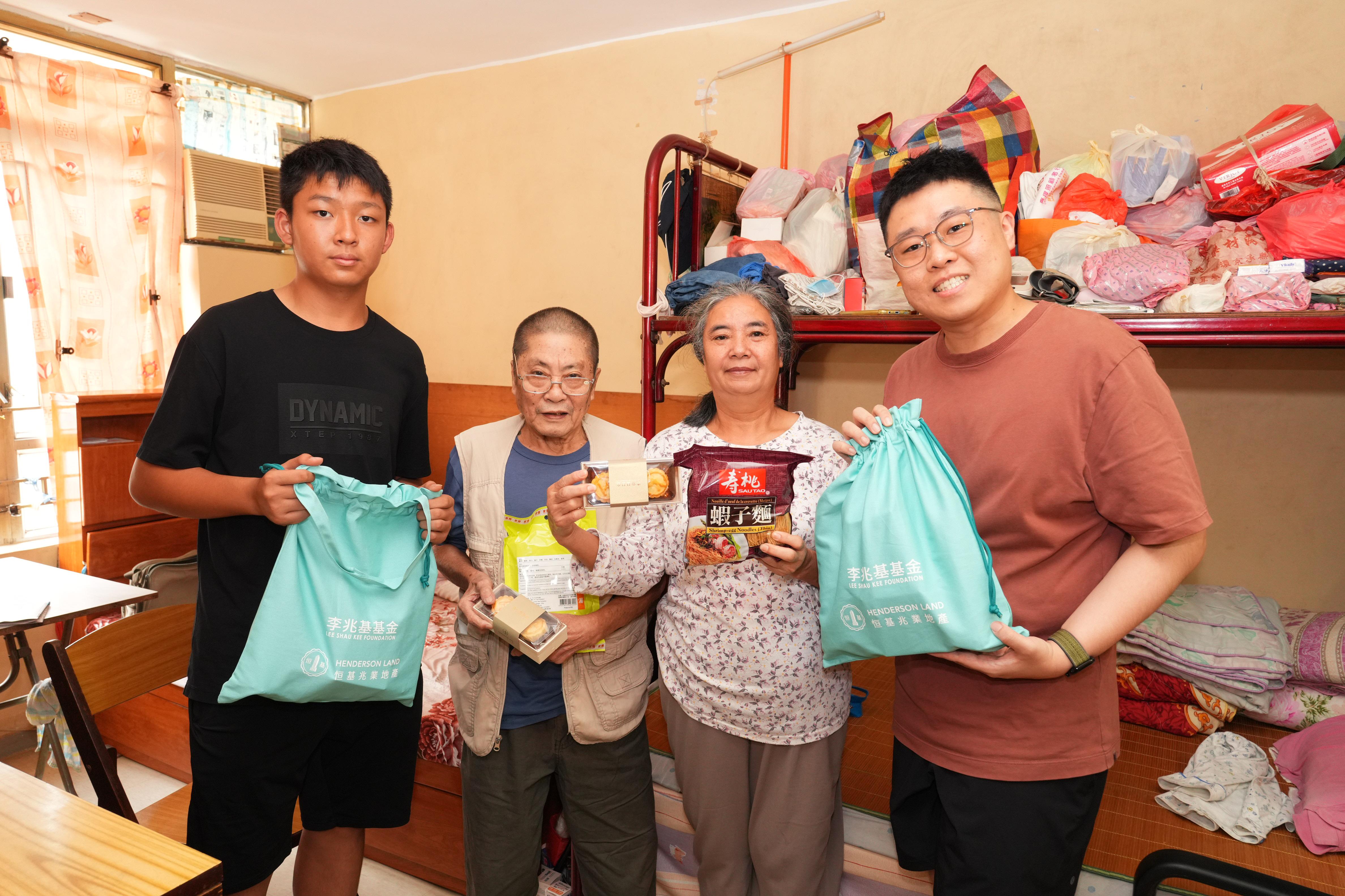 「共創明『Teen』計劃」學員林汶澤與譚伯伯分享製作月餅的過程,並了解到譚伯伯的日常生活受膝蓋傷患影響,不能經常外出,更珍惜與家中長者的相處時間。(恒地提供)