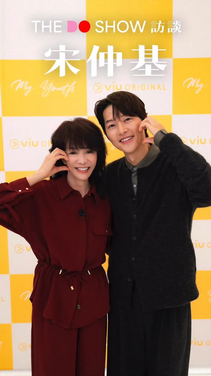 鄭裕玲成功集郵,與韓國男神宋仲基合照。